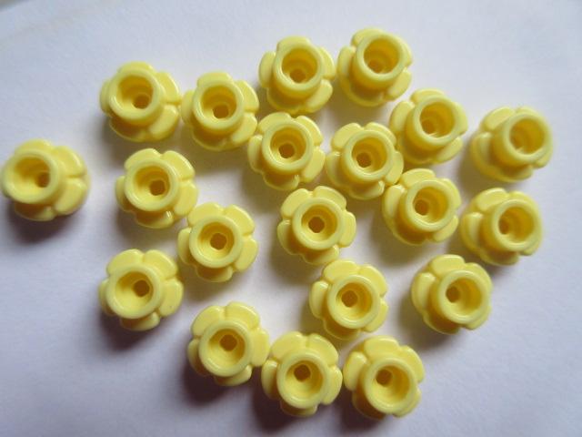nr. 8845, 20 Lichtgele bloemetjes., Kinderen en Baby's, Speelgoed | Duplo en Lego, Ophalen of Verzenden, Zo goed als nieuw, Complete set