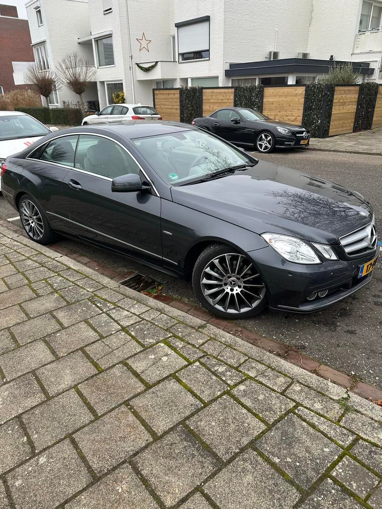 Mercedes-Benz E-Klasse 1.8 E200 CGI Coupe AUT 2011 Grijs, Auto's, Mercedes-Benz, Achterwielaandrijving, 1800 kg, 4 cilinders, 4 stoelen