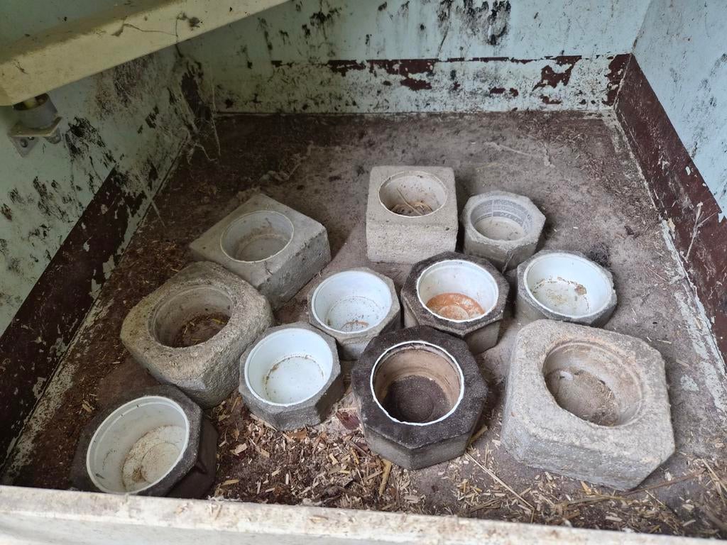 7 betonnen voer/ drinkbakken, Ophalen, Zo goed als nieuw, Voerbakje
