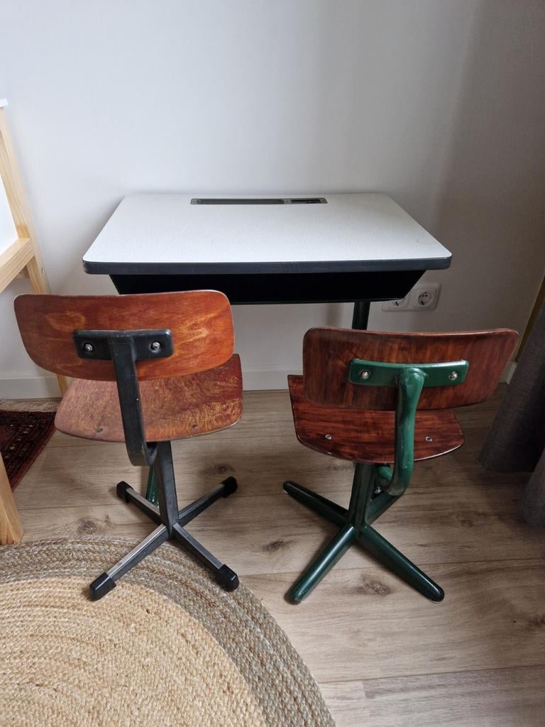 Kinderbureau vintage met 2 stoelen, Kinderen en Baby's, Kinderkamer | Tafels en Stoelen, Ophalen, Gebruikt, Tafel(s) en Stoel(en)