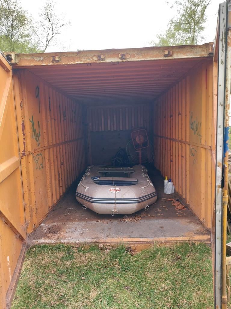 Vier containers en een kantoorunit te koop, Ophalen