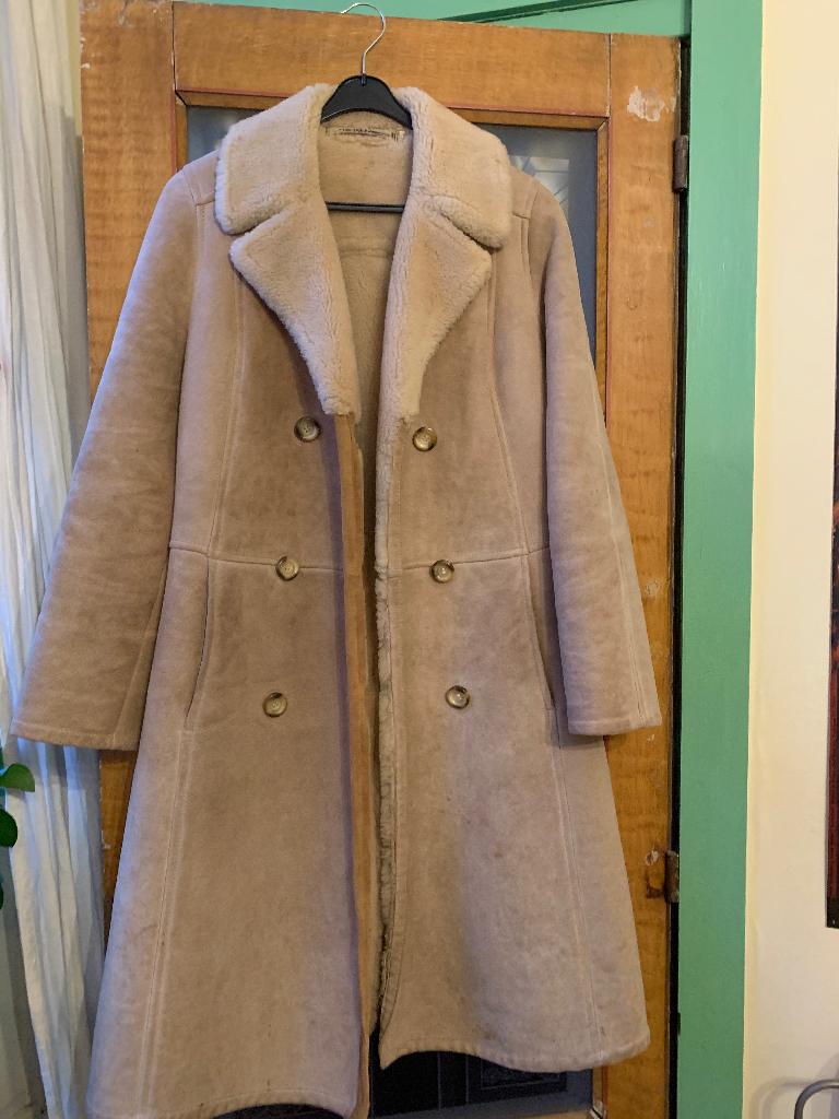 Prachtige Suede Lammy coat, Ophalen, Gedragen, Maat 36 (S), Beige