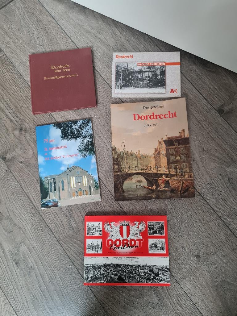 Oud Dordrecht 5 boeken, Boeken, Ophalen of Verzenden, Gelezen