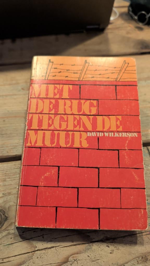 Met de Rug Tegen de Muur - David Wilkerson, Boeken, Ophalen of Verzenden, Gelezen, David Wilkerson, Christendom | Katholiek