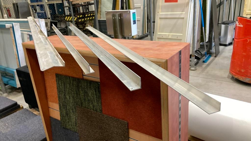 Aluminium hoeklijn profielen glaslatten T-profiel gebruikt, Ophalen, Zo goed als nieuw, 250 mm of meer
