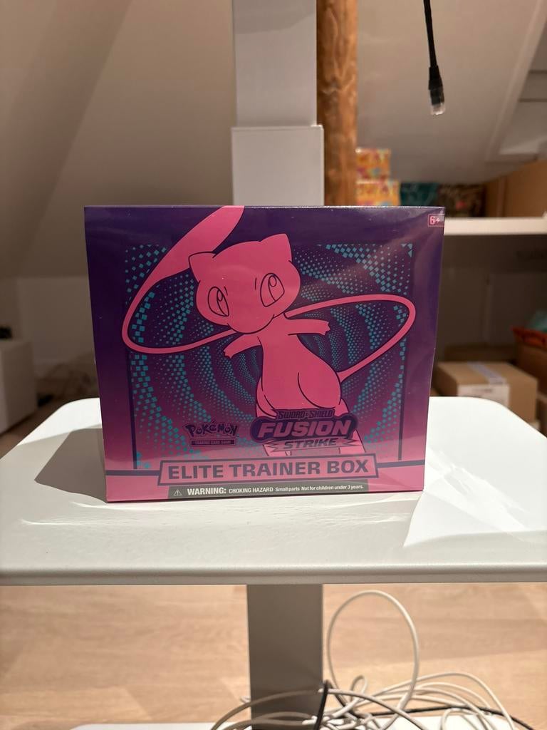 Fusion Strike Elite trainer box, Hobby en Vrije tijd, Verzamelkaartspellen | Pokémon, Ophalen of Verzenden, Zo goed als nieuw