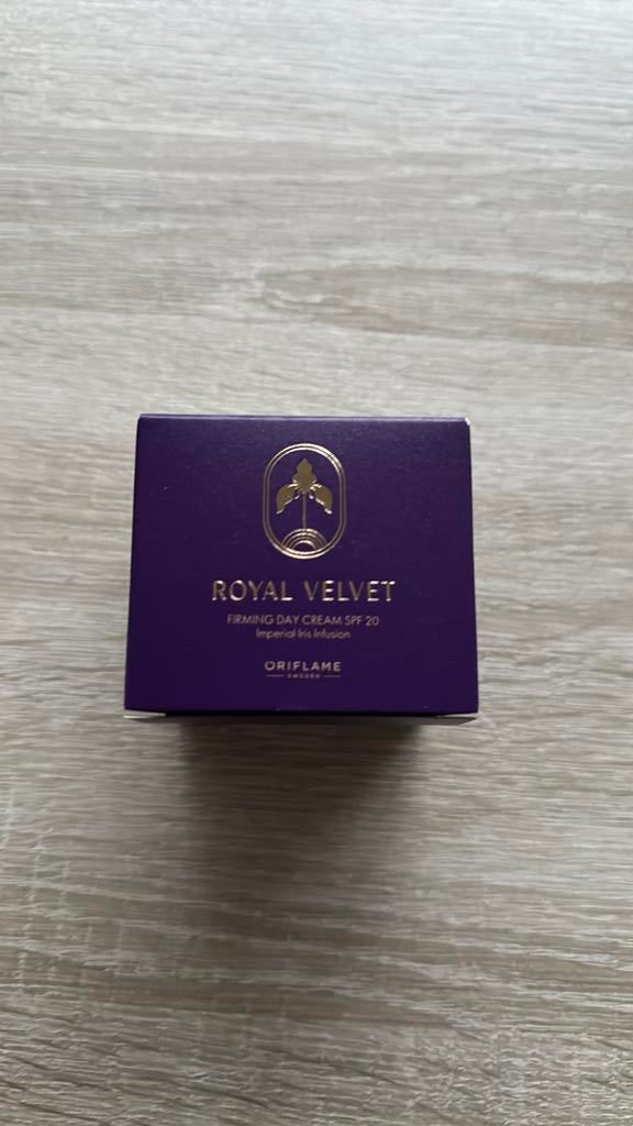 Royal velvet Firming dagcreme met spf 20 50 ML, Ophalen of Verzenden, Zo goed als nieuw, Gehele gezicht