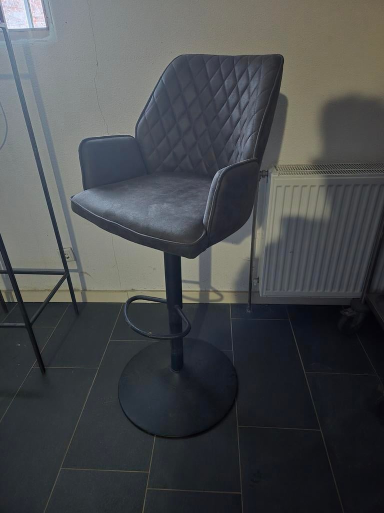 Antraciet barkruk met ronde voet, Huis en Inrichting, Barkrukken, Gebruikt, 60 tot 90 cm, Kunststof, Metaal, 1 kruk, In hoogte verstelbaar