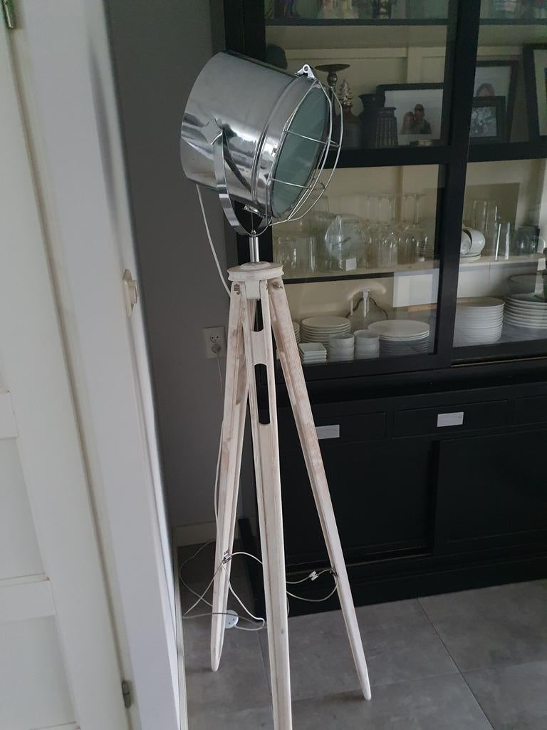 Industriële driepoot lamp, Huis en Inrichting, Lampen | Vloerlampen, Ophalen, Gebruikt, Hout, 150 tot 200 cm