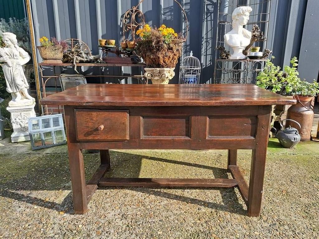Oude robuuste franse tafel, sidetable met 2 lades afm. 135x6