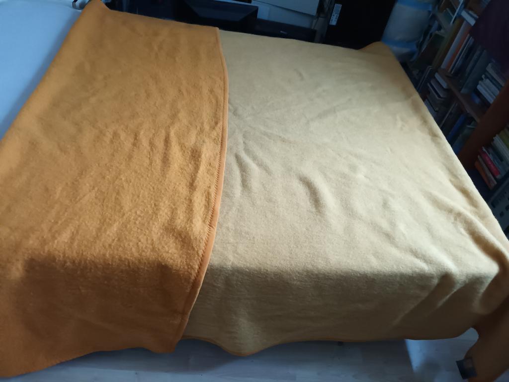 Zeer grote wollen deken Tetem, oranje geel. 257-198cm, Huis en Inrichting, Slaapkamer | Beddengoed, Zo goed als nieuw, Deken of Dekbed
