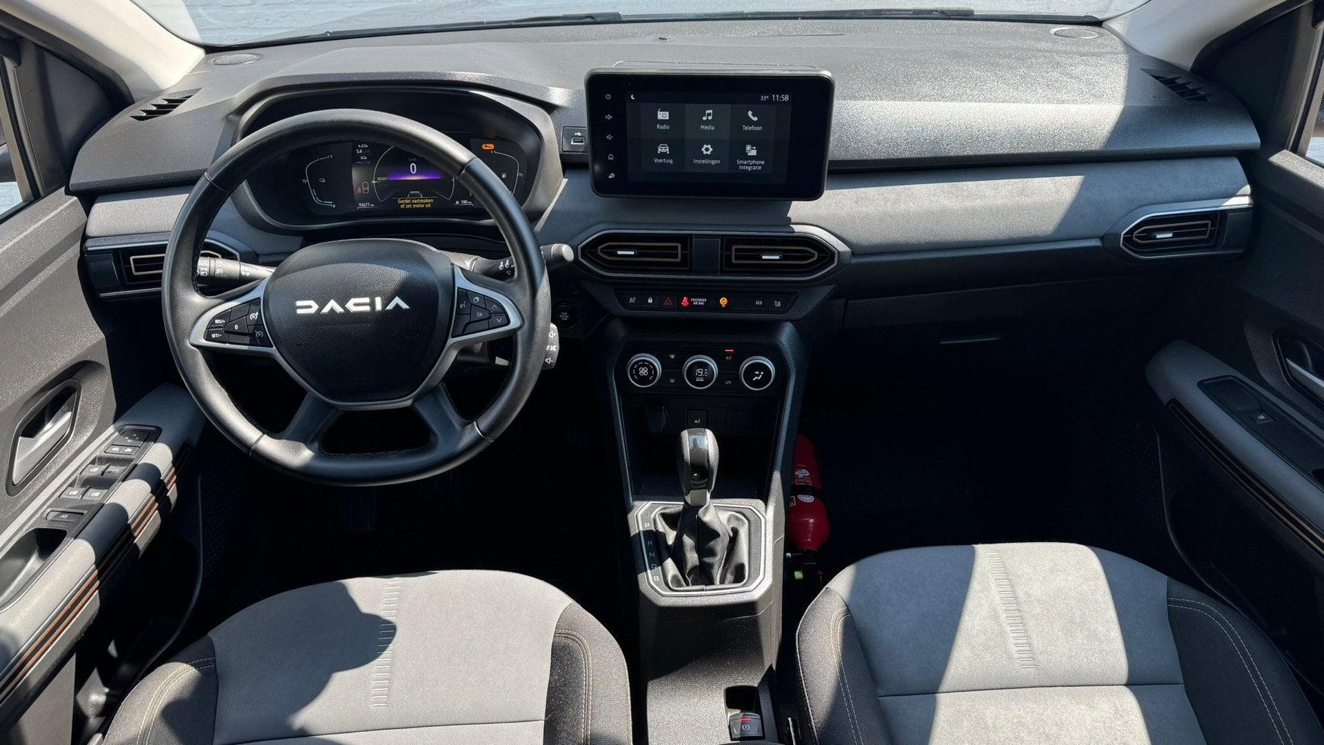 Dacia JOGGER 1.6 Hybrid 140 Extreme 7p Automaat Camera Carpl, Auto's, Dacia, 730 kg, Gebruikt, 4 cilinders, 7 stoelen
