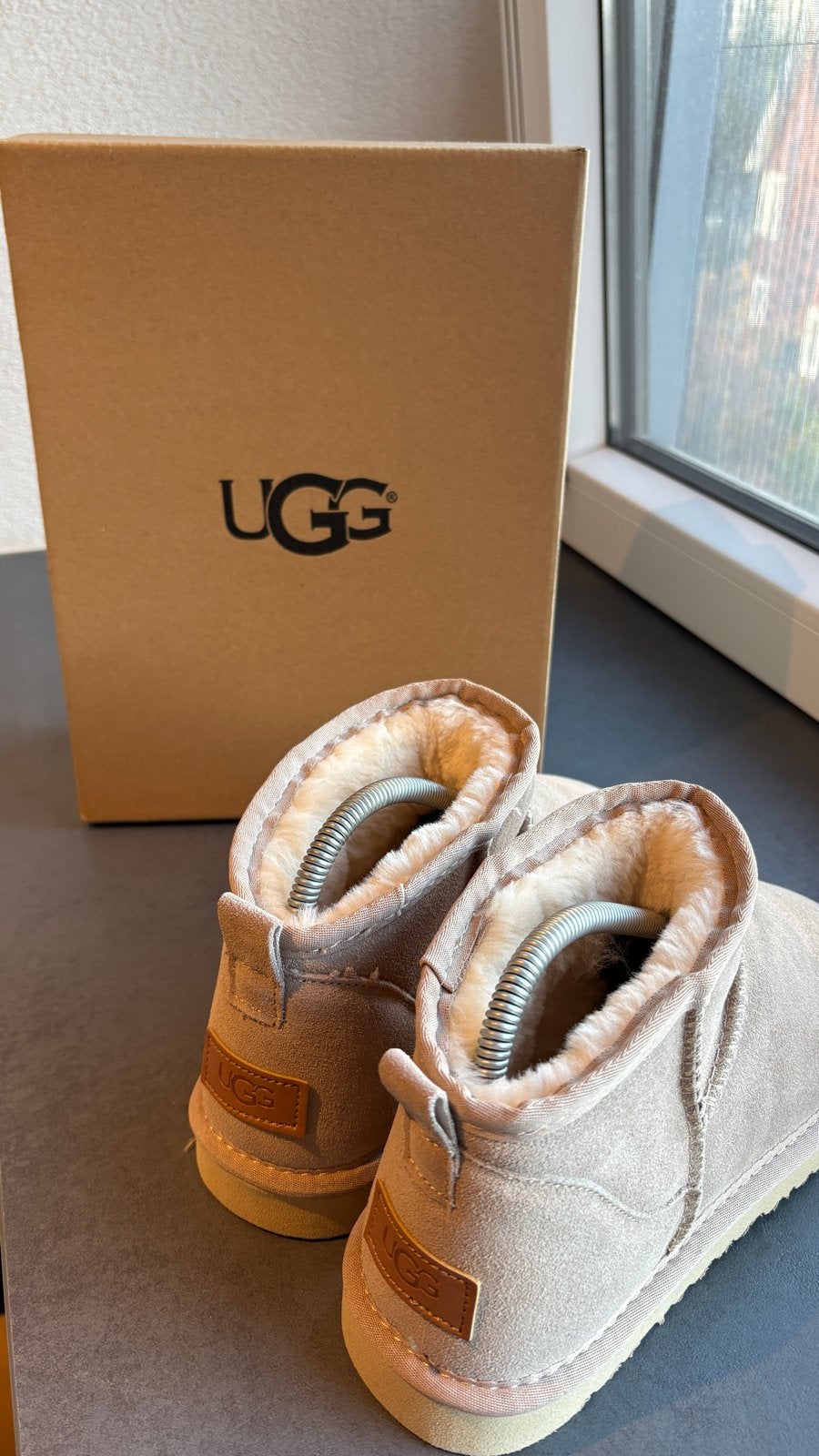 Ugg Classic Mini Sand Maat 40 Nieuw met Doos, Beige, Lage of Enkellaarzen, Nieuw, Ophalen of Verzenden