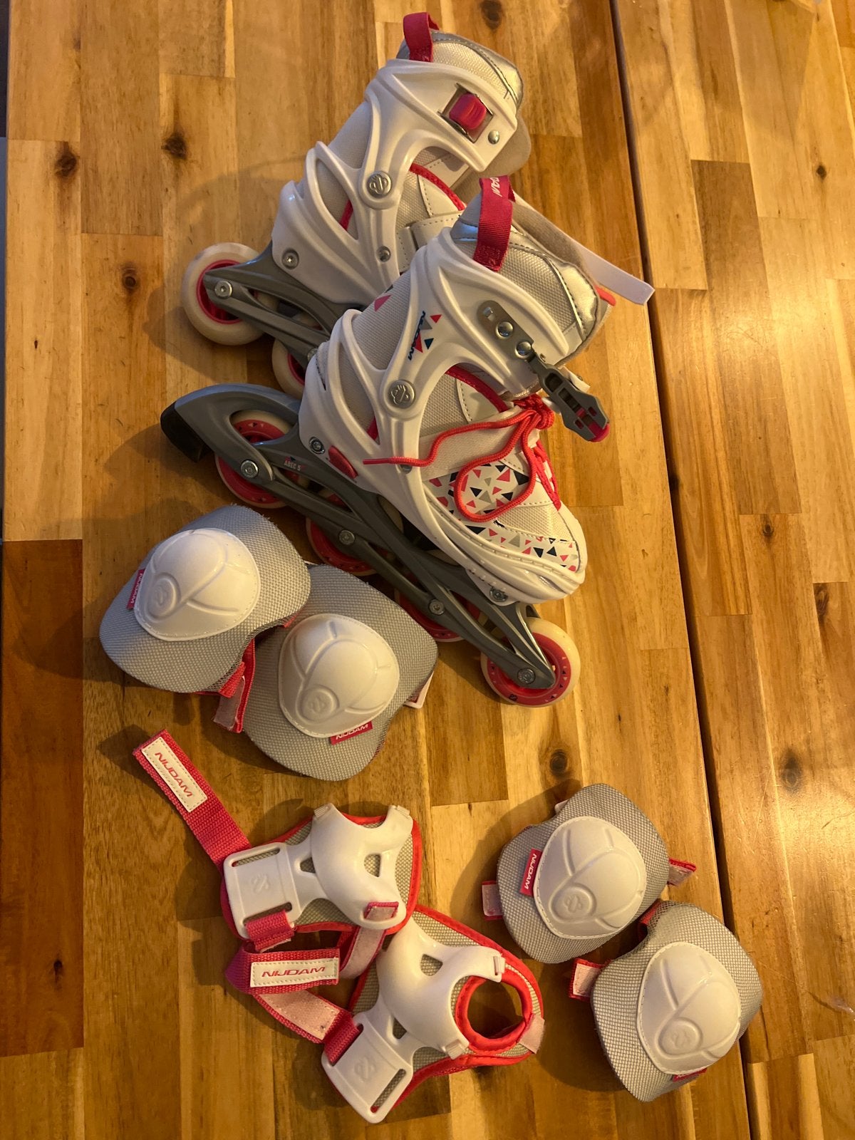 Wit/roze Nijdam inline skates met beschermset - Maat 33-36, Verstelbaar, Kinderen, Zo goed als nieuw, Inline skates 4 wielen