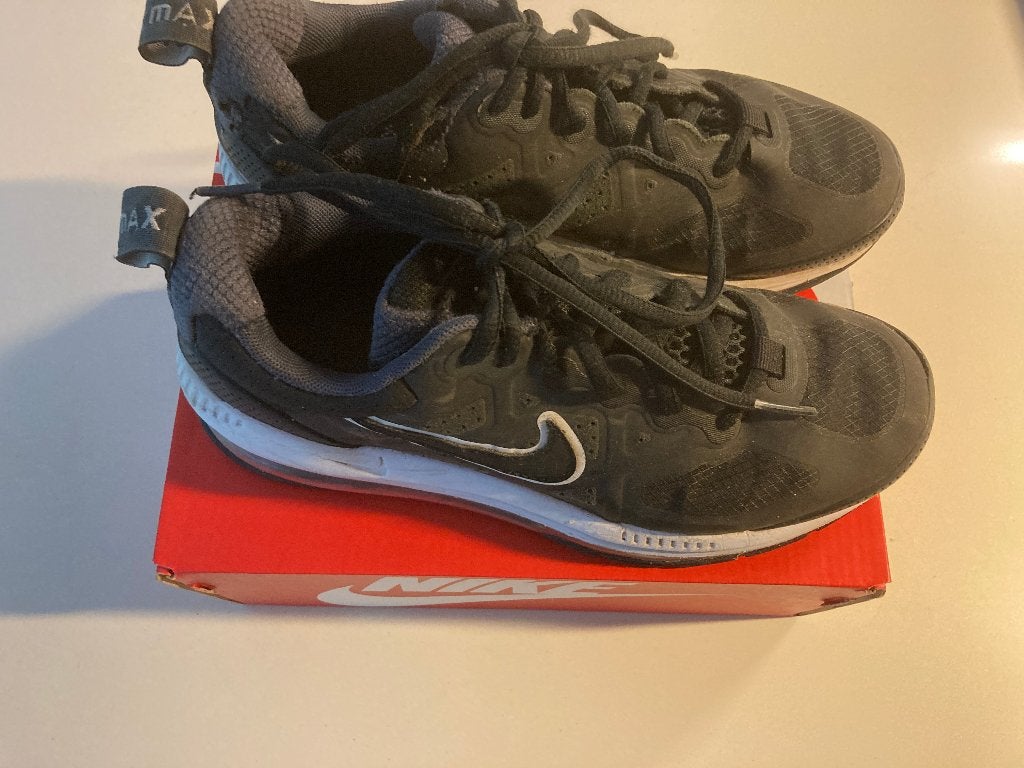 Nike air max zwart wit maat 36 us 5,5 nette staat gedragen!, Gebruikt, Jongen of Meisje, Schoenen, Ophalen of Verzenden