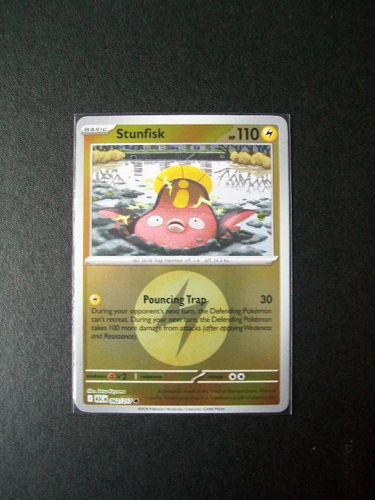 2024. Nieuwe Pokemon Kaart holofoil STUNFISK HP110 (062/217), Verzenden, Nieuw, Losse kaart, Foil