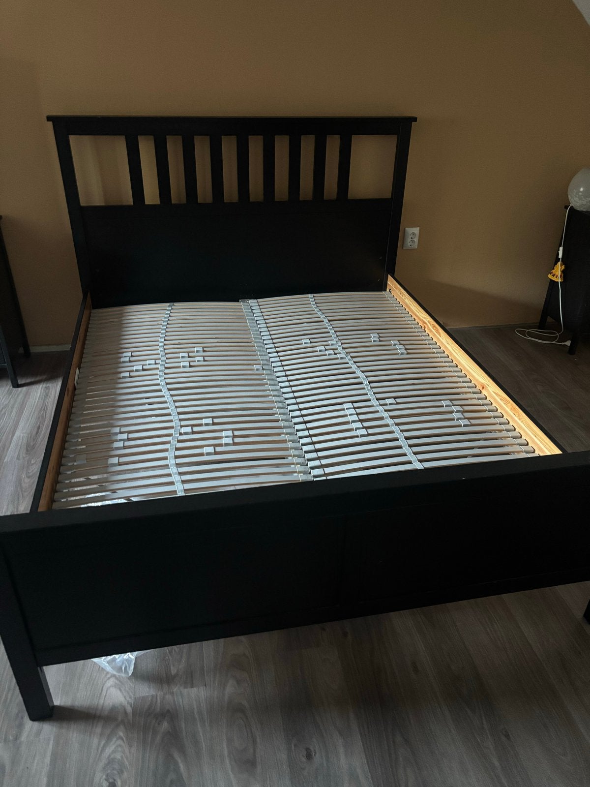IKEA hemnes bed 160x200 donker bruin met lattenbodems, Ophalen, Gebruikt, Zwart, Tweepersoons