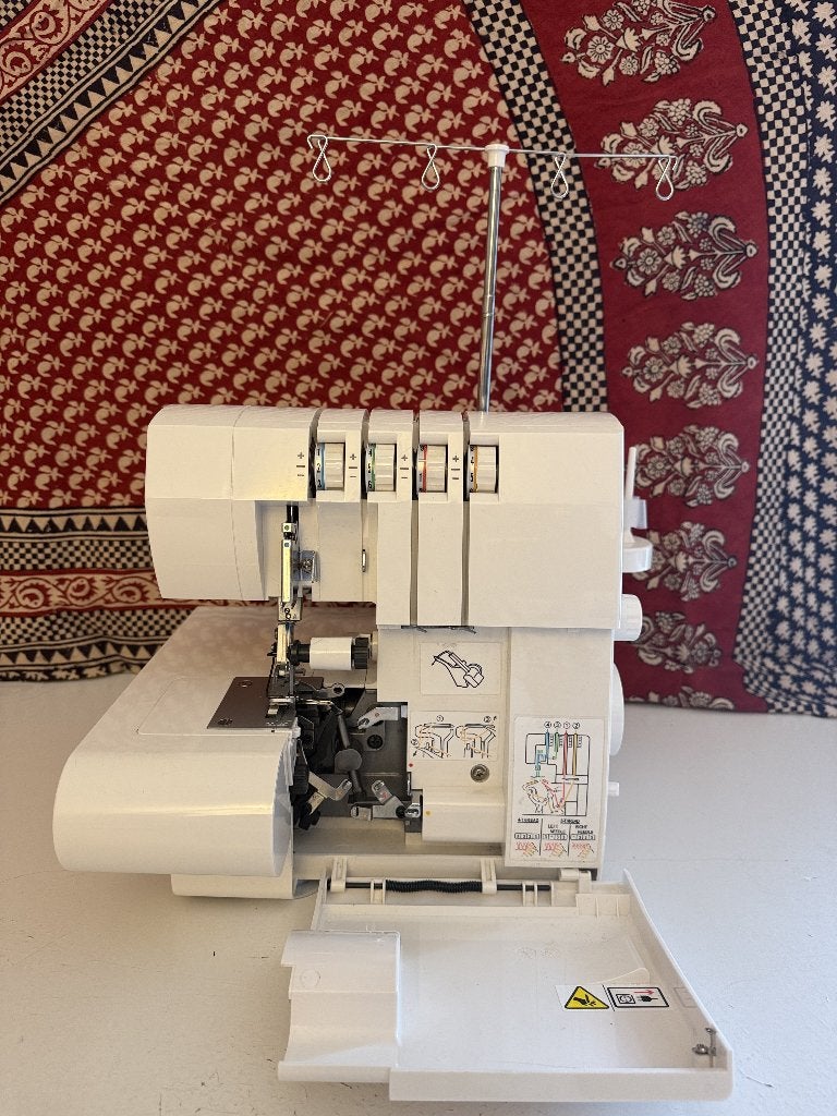 Singer S010 overlock machine (serger), Ophalen of Verzenden, Zo goed als nieuw, Lockmachine, Singer