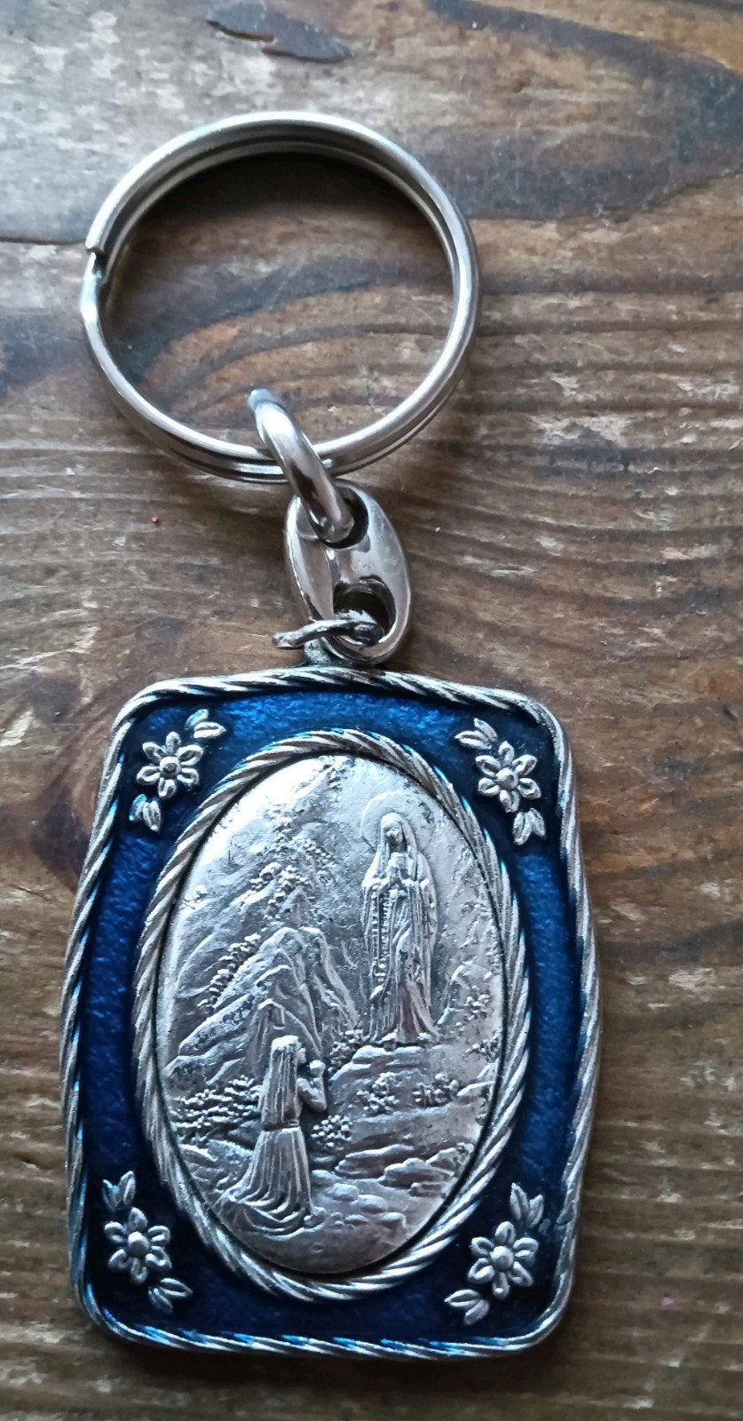 Vintage Lourdes Maria bedel sleutelhanger kenmerk TO20, Ophalen of Verzenden, Gebruikt, Overige typen, Christendom | Katholiek