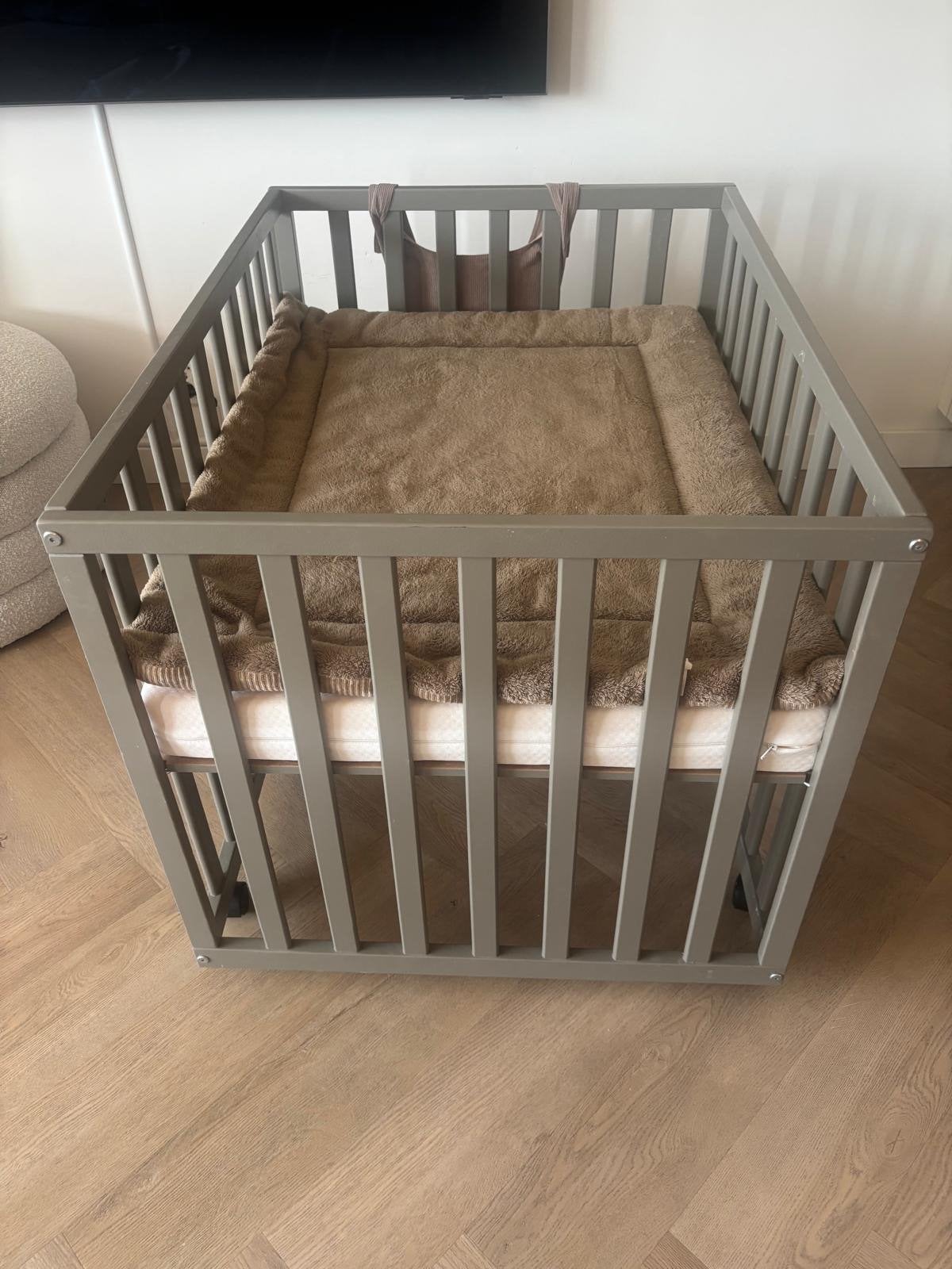 Baby box met matras (exclusief boxkleed), Ophalen, Gebruikt, Vierkant, Wieltjes