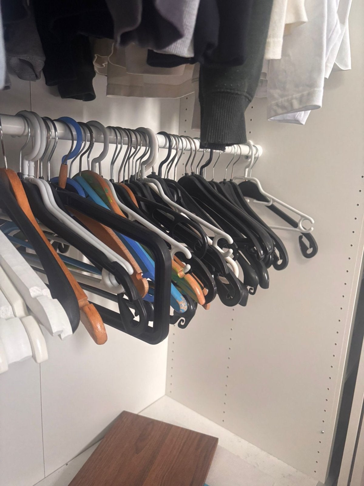 35 Kledinghangers in diverse maten en materialen, Ophalen, Gebruikt, Hout, Volwassenen
