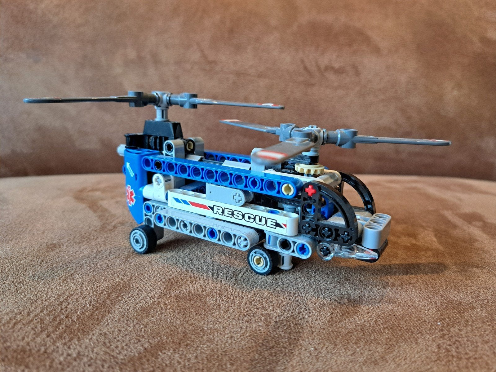 Lego technic helikopter met dubbele rotor - set 42020, Lego, Inclusief instructies, Ophalen of Verzenden, Zo goed als nieuw