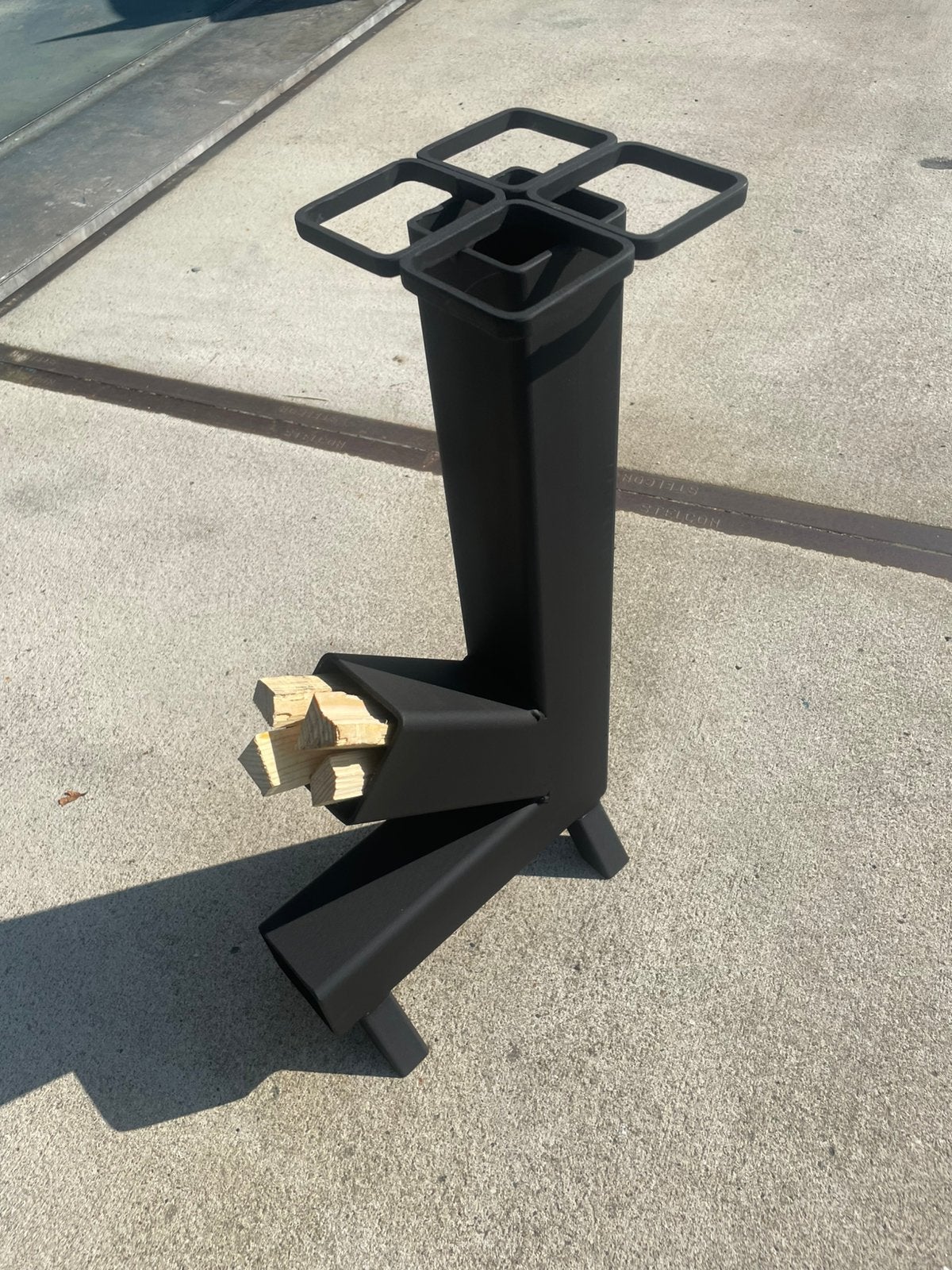 Handgemaakte Rocket Stove INCL stookhout  – Zwaar uitgevoerd, Ophalen, Zo goed als nieuw