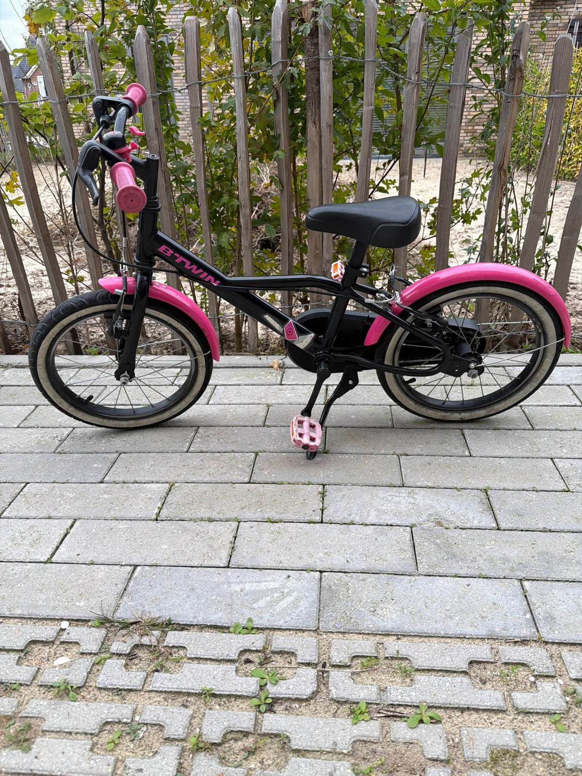B'Twin kinderfiets 16 inch roze/zwart, Ophalen of Verzenden, Gebruikt, Velgrem, 16 tot 20 inch