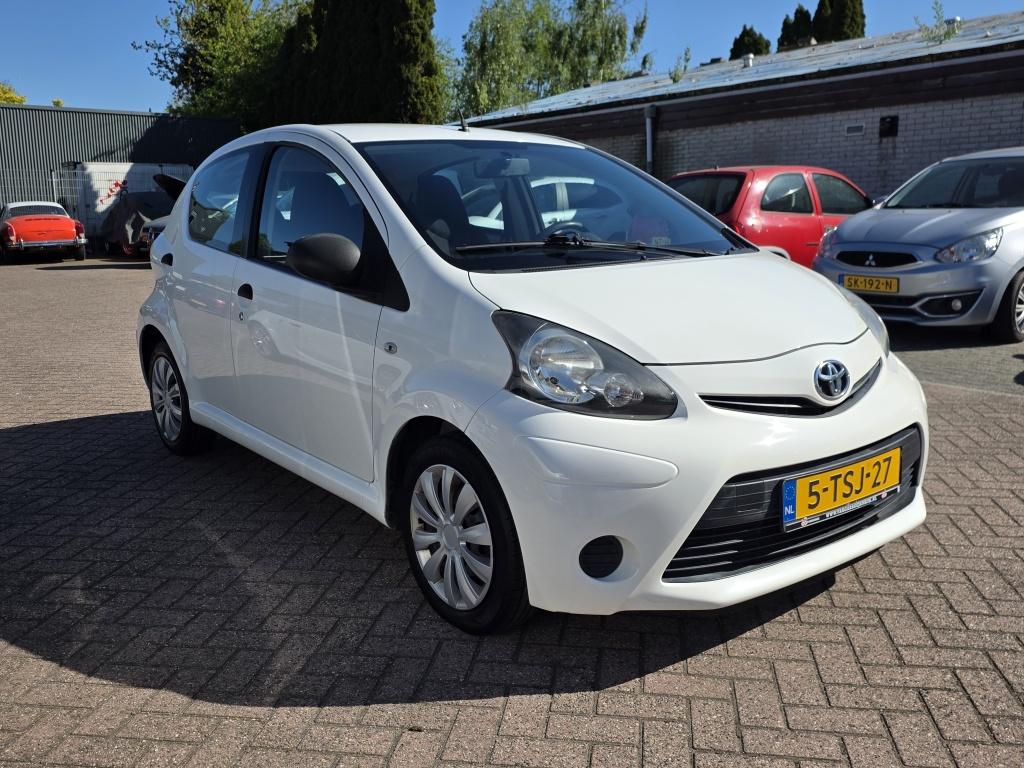 Toyota Aygo 1.0 VVT-i Now airco. (bj 2014), Auto's, Euro 5, Gebruikt, 4 stoelen, Origineel Nederlands