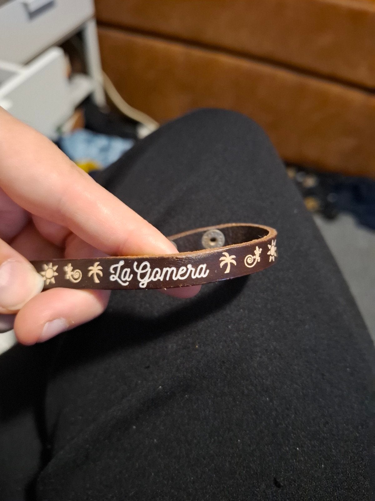 Leren armband 'La Gomera' - Bruin met opdruk, Sieraden, Tassen en Uiterlijk, Ophalen of Verzenden, Zo goed als nieuw, Bruin, Leer