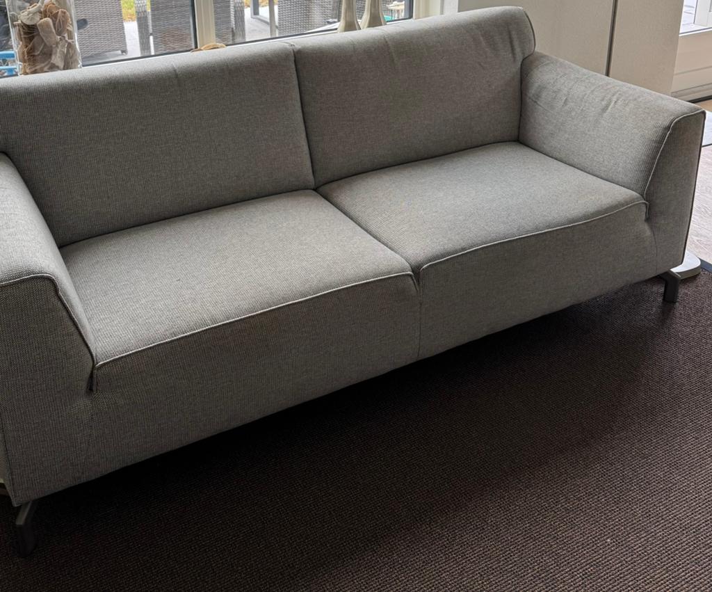 Mooie 2,5 zits bank van Henders&Hazel, Huis en Inrichting, Banken | Bankstellen, Ophalen, Moderne vormgeving (als Design on Stock)