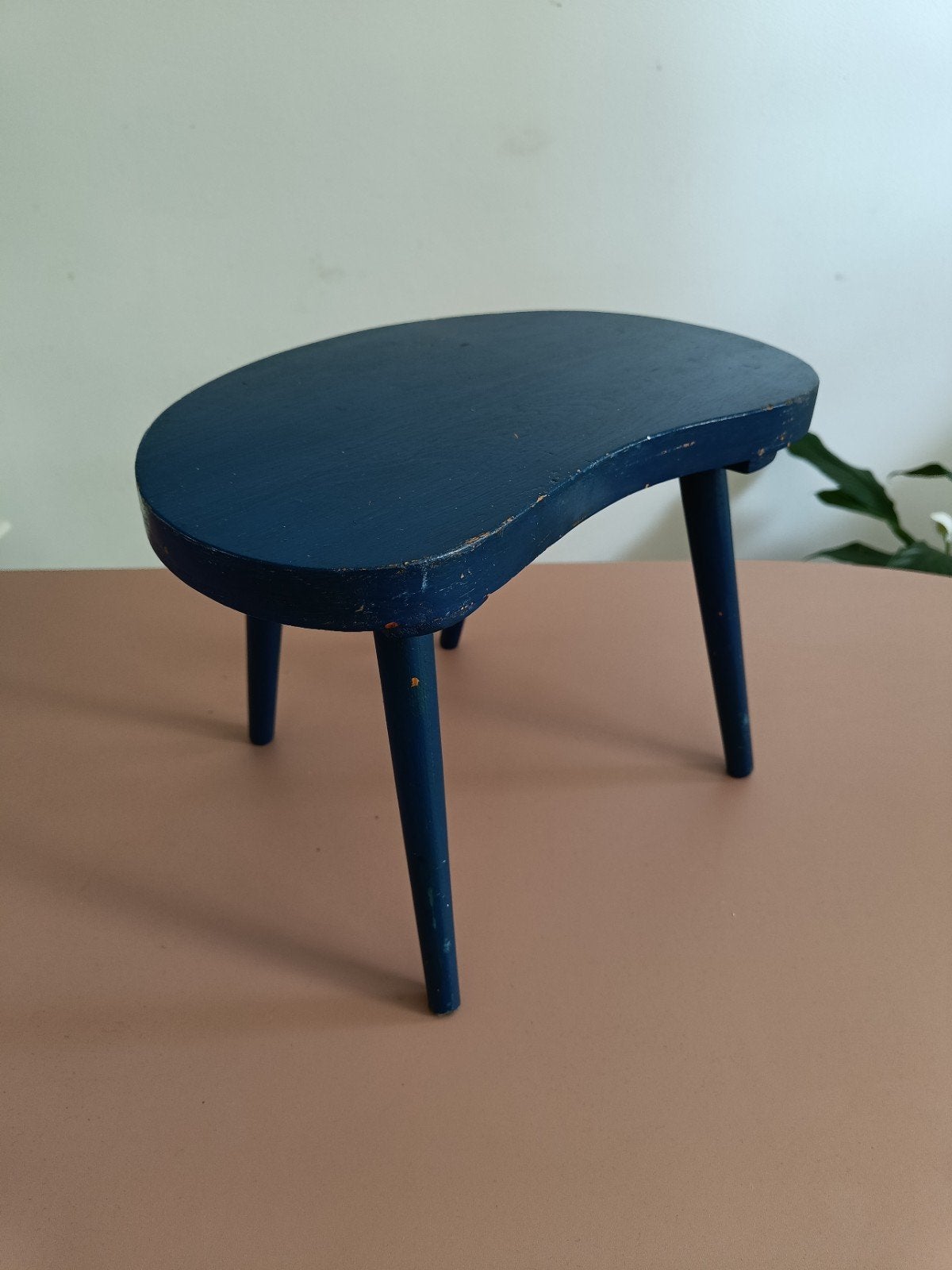 Vintage niervormig melkkrukje  bijzettafeltje., Ophalen of Verzenden, Huis en Inrichting