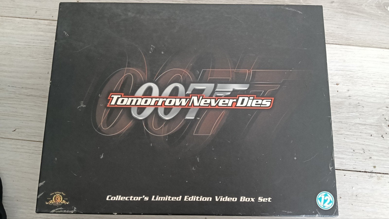 James Bond VHS Boxset:Tomorrow Never Dies & The World of 007, Boxset, Ophalen of Verzenden, Actie en Avontuur, Vanaf 12 jaar