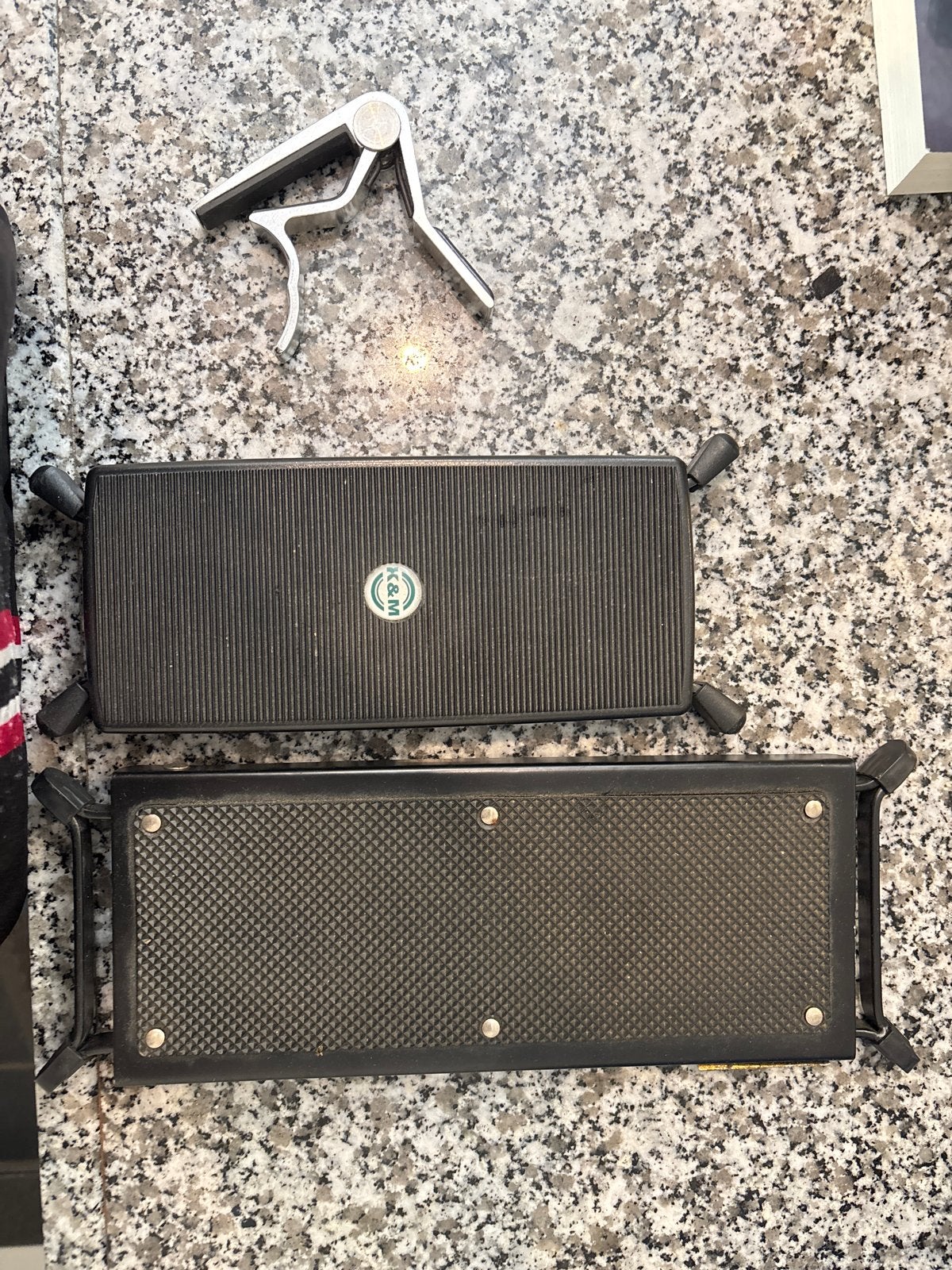 Gitaarvoetsteun en capo, Ophalen of Verzenden, Gebruikt, Akoestische gitaar