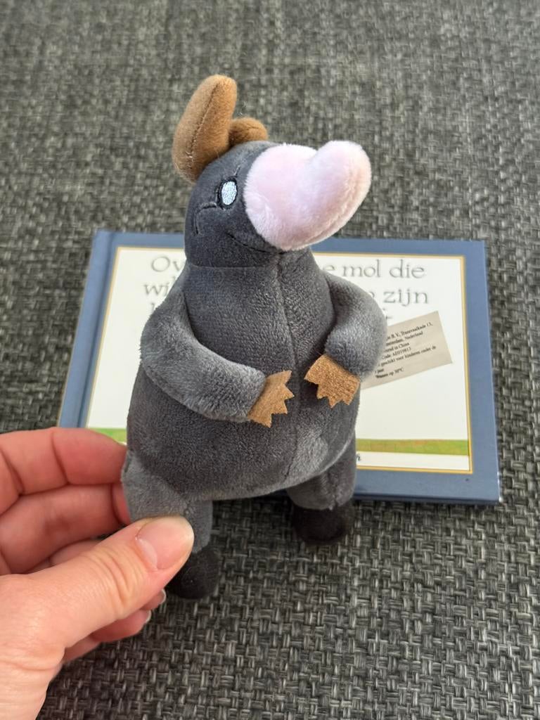 Knuffel kleine mol die wil weten wie er op kop gepoept heeft, Overige merken, Overige karakters, Overige typen, Grijs