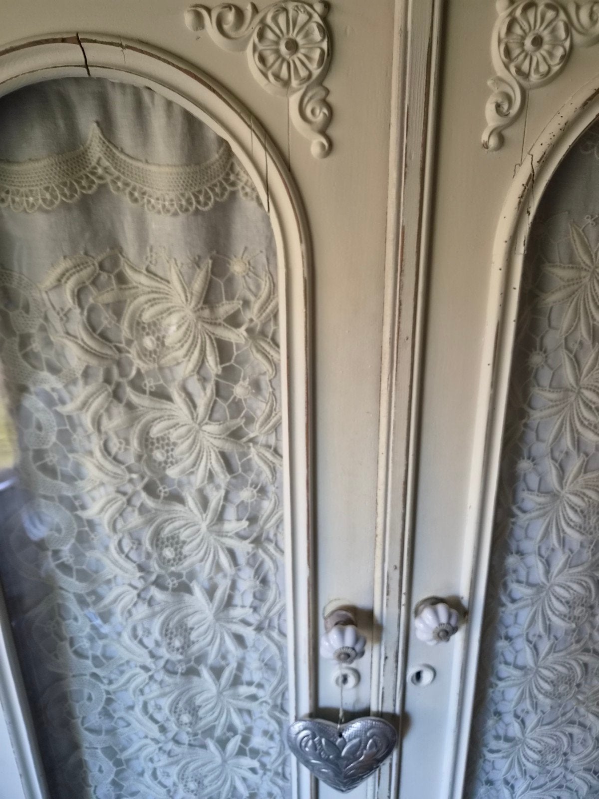 Antieke Witte Kast met Sierlijke Details, Ophalen of Verzenden