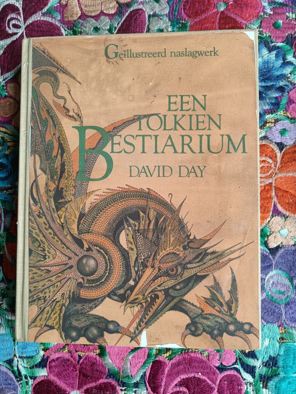 Een Tolkien Bestiarium - David Day (Geïllustreerd), Boeken, Ophalen of Verzenden, Gelezen, David Day