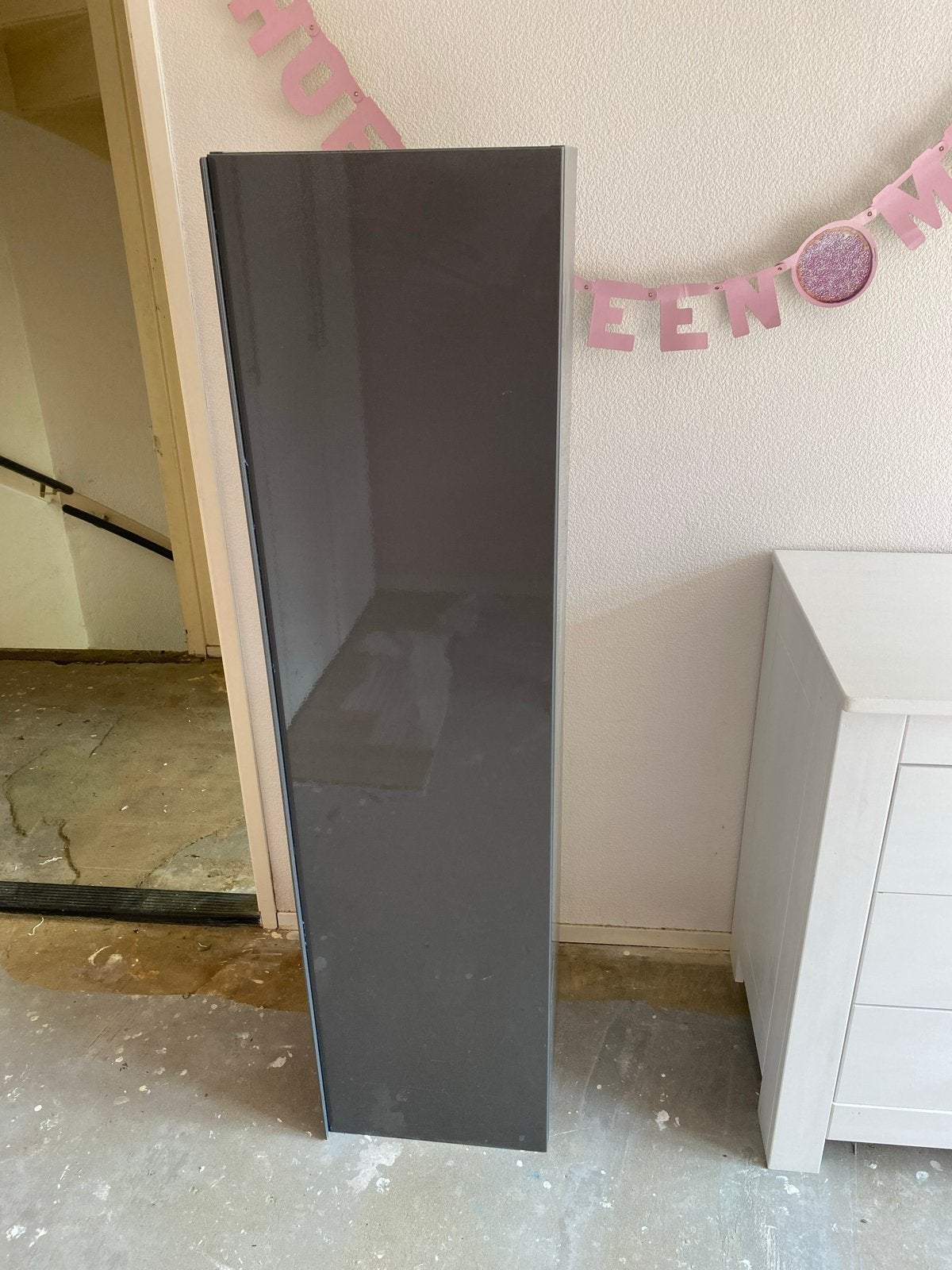 IKEA badkamerkast met glasplaten - zelf ophalen, Huis en Inrichting, Badkamer | Badkamermeubels, Ophalen, (Half)hoge kast, Minder dan 50 cm