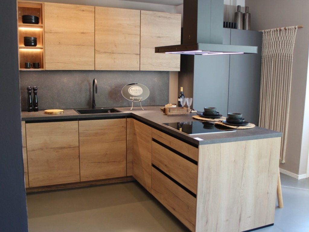BP112 Moderne eikenlook eilandkeuken showroommodel, Huis en Inrichting, Ophalen, Waldstraße 53-57, 33415 Verl  Duitsland, Overige typen