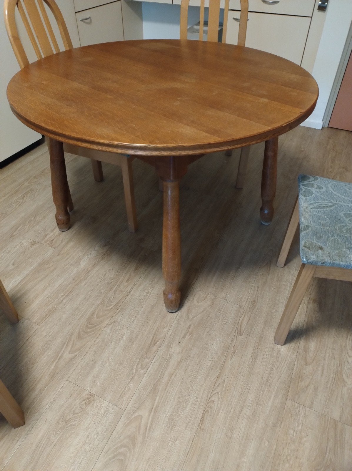 Ronde houten eettafel met 4 stoelen, Gebruikt, Klassiek, Rond, Ophalen of Verzenden