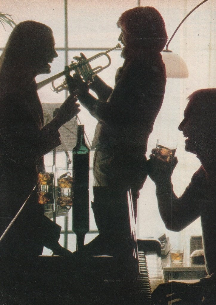 Retro reclame 1980 Black & White trompet whiskey muziek, Verzamelen, Verzenden, Overige typen