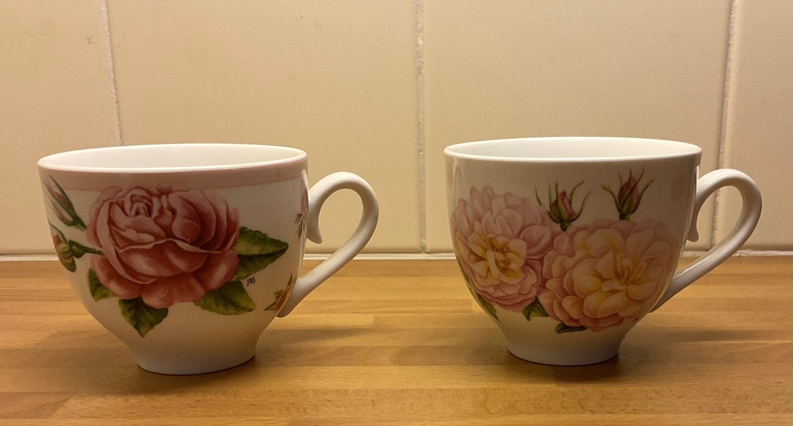 Kopjes Janneke Brinkman roses, Ophalen of Verzenden, Zo goed als nieuw, Overige stijlen, Kop(pen) en/of Schotel(s)