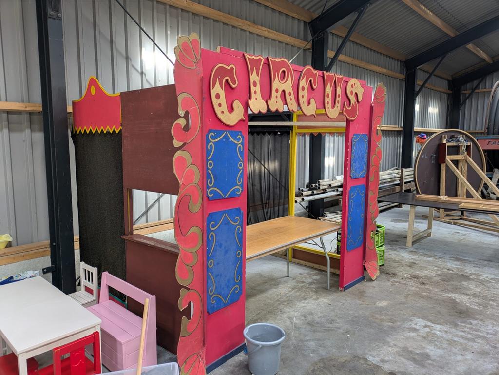 Circus Attributen Set -kassa , leeuwenkooi, messenwerper, Ophalen, Gebruikt, Feestartikel, Halloween of Griezel