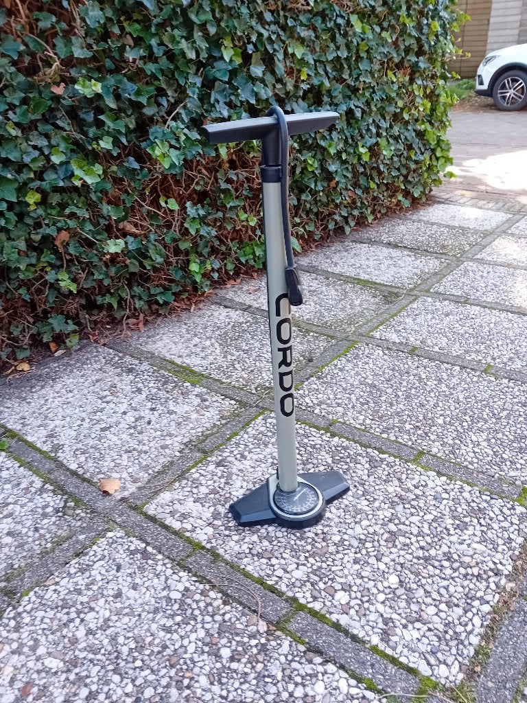 Fietspomp, Cordo, hoogte 66,5 cm, nauwelijks gebruikt, Ophalen, Drukmeter, Gebruikt