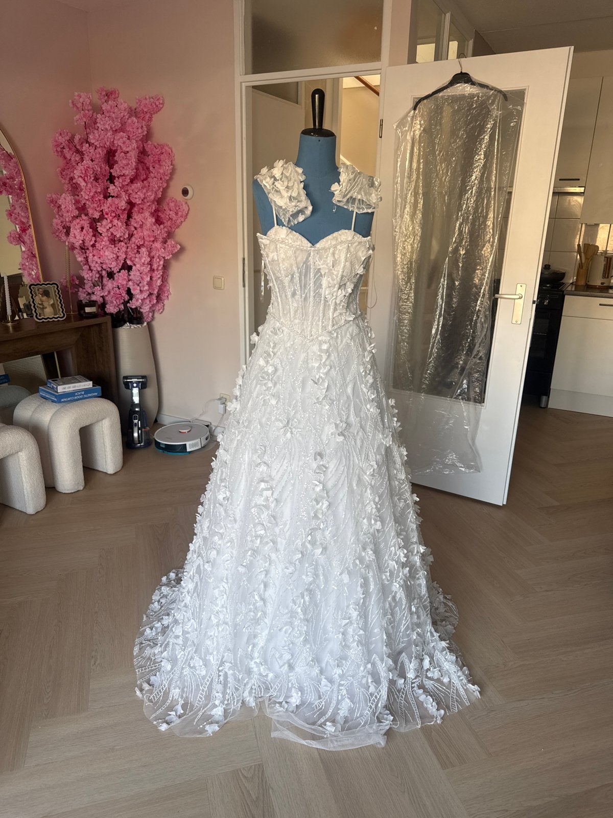 Prachtige Trouwjurk met 3D Bloemen en Korset, Ophalen of Verzenden, Zo goed als nieuw, Wit, Trouwjurk