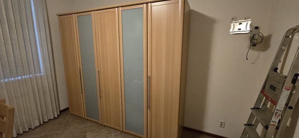 Grote kleerkast, Ophalen, Met deur(en), Gebruikt, 200 cm of meer