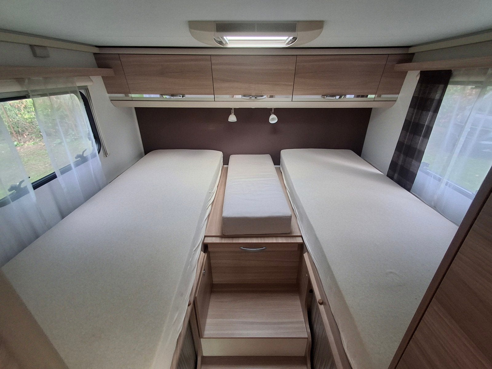 Foto 14 van " ADRIA CORAL S 670 SL -2013 - 65000 KM - APARTE BEDDEN'"