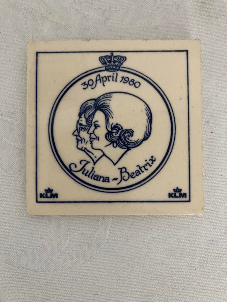 KLM tegeltje Juliana-Beatrix 30 april 1980, Ophalen of Verzenden, Gebruikt