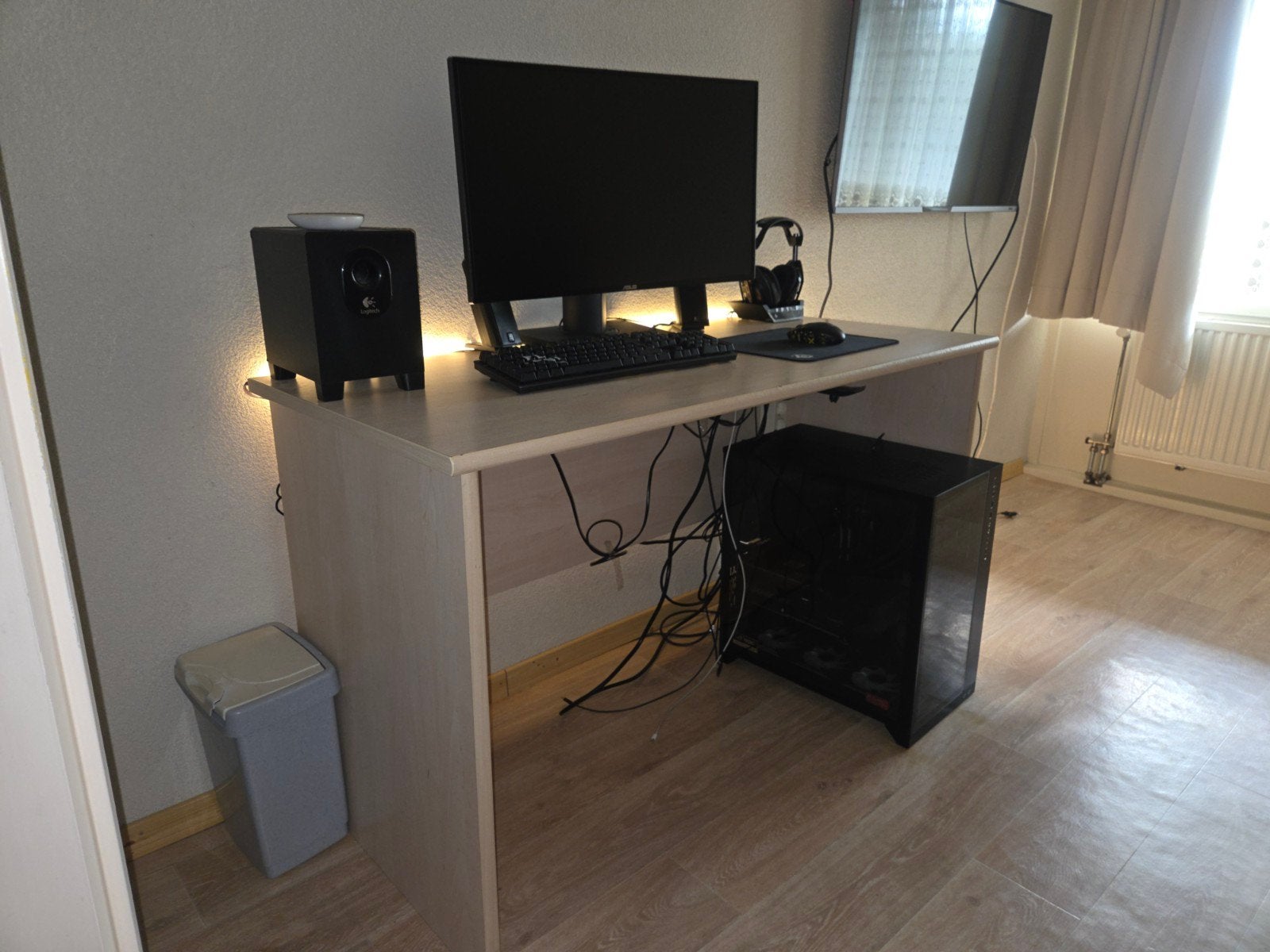 Ruim en stevig bureau met kabelmanagement, Ophalen of Verzenden