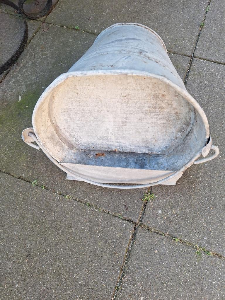 Zinken water emmer voor kippen, Ophalen, Drinken en Voederen